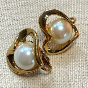 1970s Sarah Coventry Heart Clip-Ons – Classic Romance